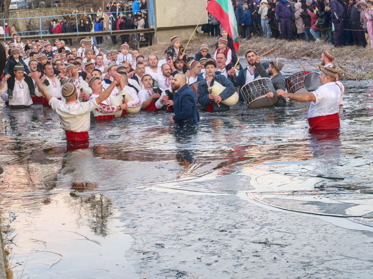 <p>На Богоявление калоферци влязоха в ледените води на река Тунджа и &quot;спасиха&quot; кръста.</p>