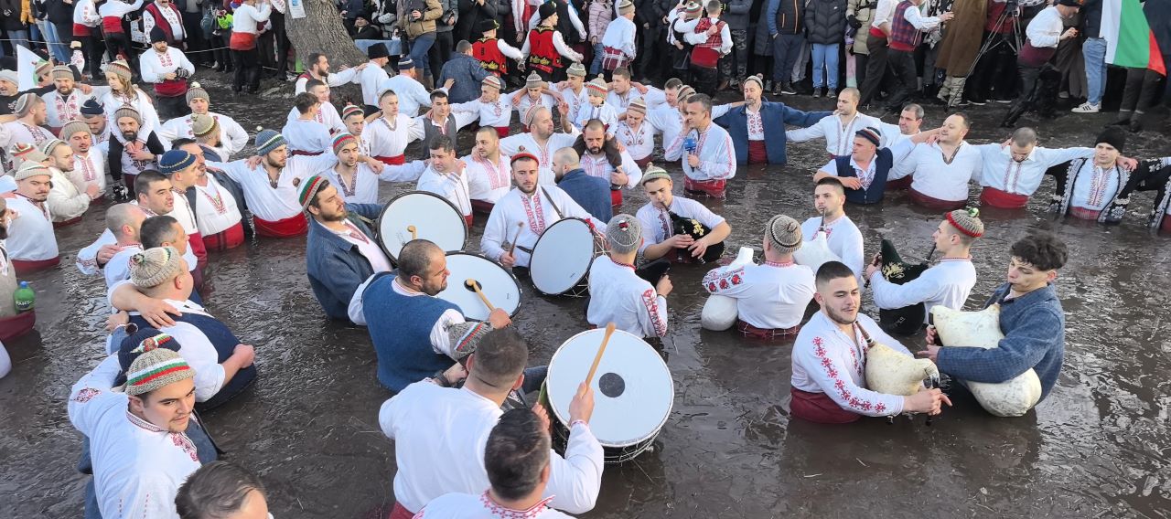 <p>На Богоявление калоферци влязоха в ледените води на река Тунджа и &quot;спасиха&quot; кръста.</p>