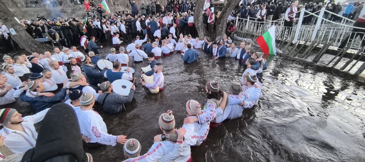 <p>На Богоявление калоферци влязоха в ледените води на река Тунджа и &quot;спасиха&quot; кръста.</p>