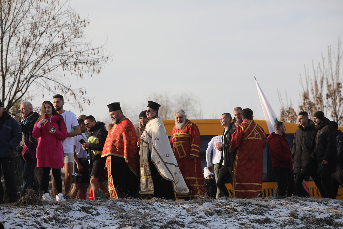 <p>Край река Лесновска в Елин Пелин, се проведе водосвет и бе извършено традиционното хвърляне на кръста на Богоявление (Йордановден)</p>