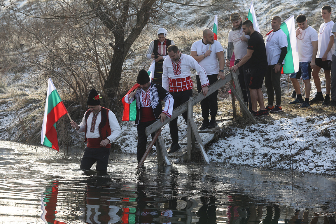 <p>Край река Лесновска в Елин Пелин, се проведе водосвет и бе извършено традиционното хвърляне на кръста на Богоявление (Йордановден)</p>