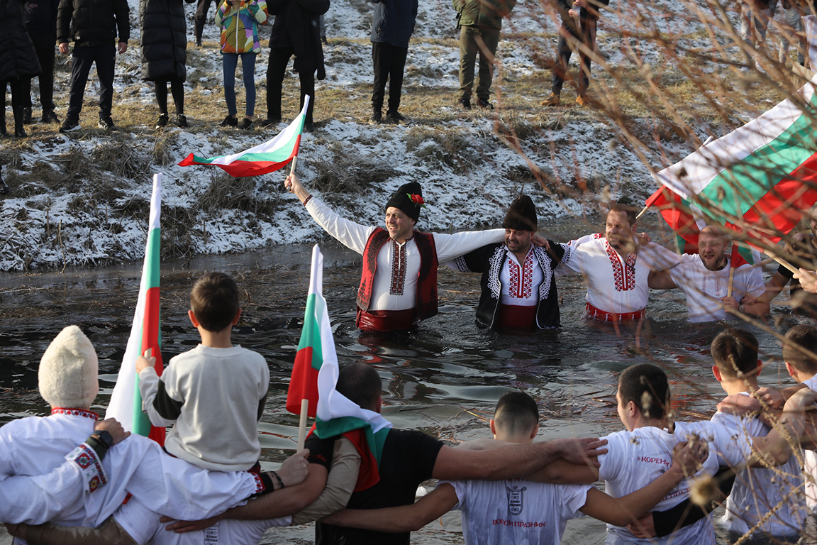 <p>Край река Лесновска в Елин Пелин, се проведе водосвет и бе извършено традиционното хвърляне на кръста на Богоявление (Йордановден)</p>