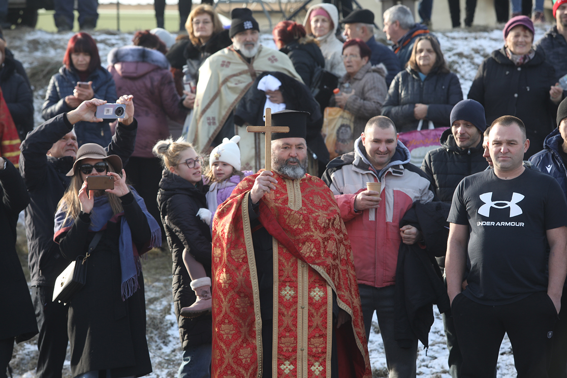 <p>Край река Лесновска в Елин Пелин, се проведе водосвет и бе извършено традиционното хвърляне на кръста на Богоявление (Йордановден)</p>