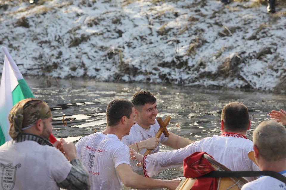 Край река Лесновска в Елин Пелин, се проведе водосвет и бе извършено традиционното хвърляне на кръста на Богоявление (Йордановден)