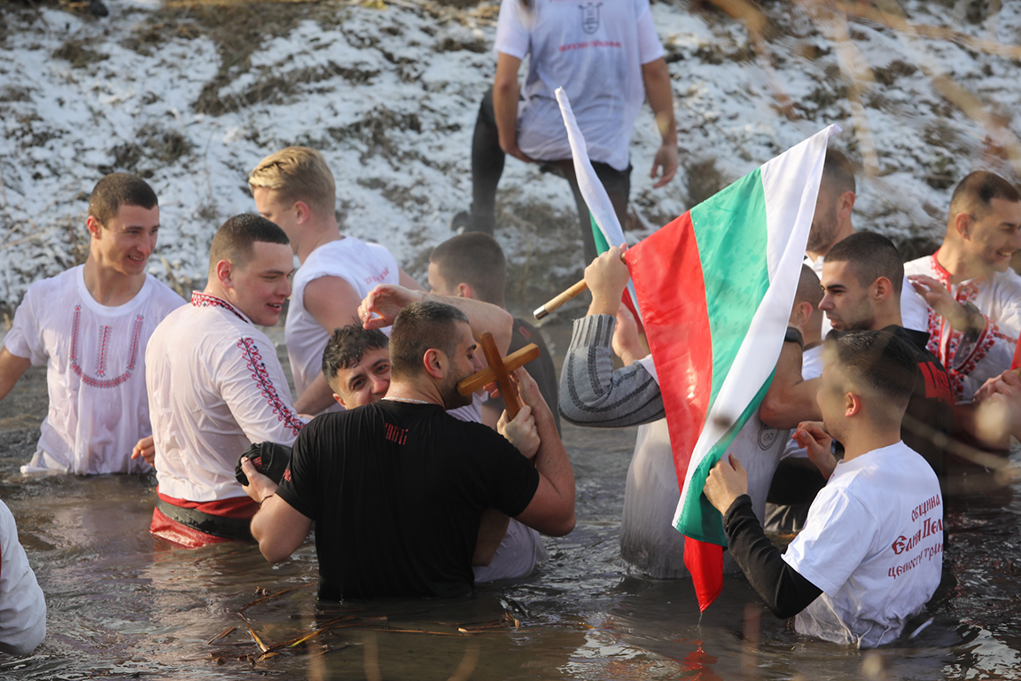 <p>Край река Лесновска в Елин Пелин, се проведе водосвет и бе извършено традиционното хвърляне на кръста на Богоявление (Йордановден)</p>