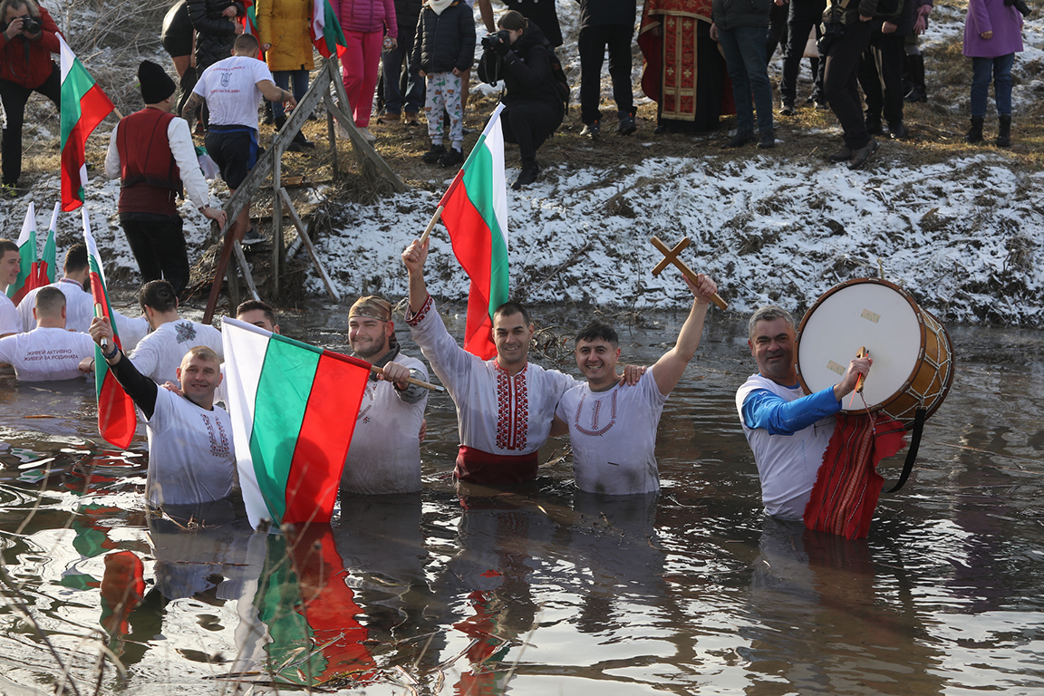 <p>Край река Лесновска в Елин Пелин, се проведе водосвет и бе извършено традиционното хвърляне на кръста на Богоявление (Йордановден)</p>