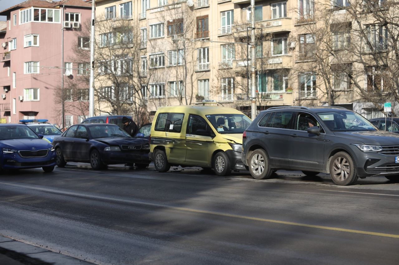 <p>Верижна катастрофа с участието на три леки автомобила затруднява движението по булевард Цариградско шосе в София.</p>