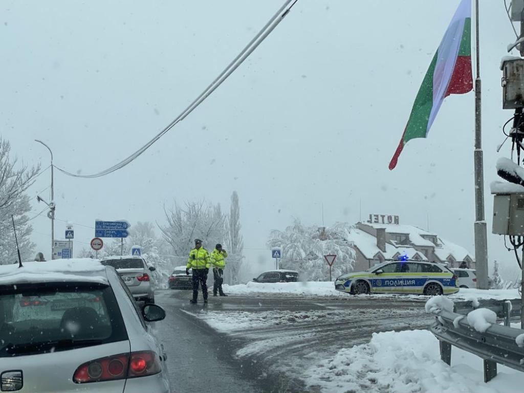 Прииждащите за кукерския фестивал в Симитли образуваха километрично задръстване по