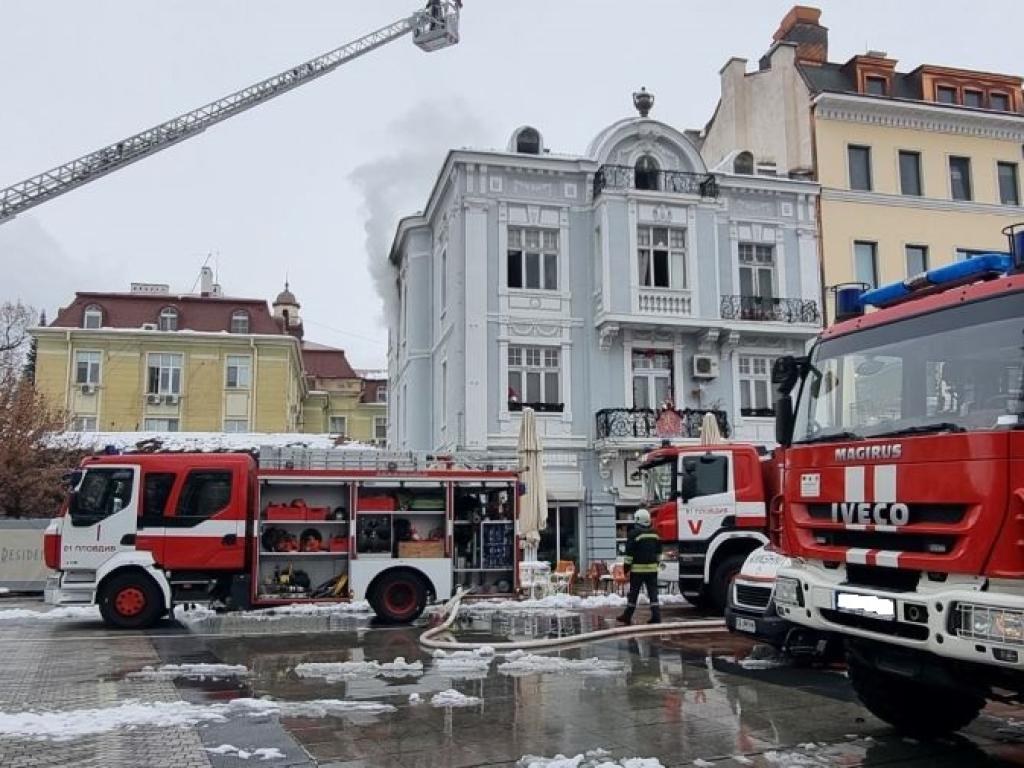 Къща която е паметник на културата гори в центъра на