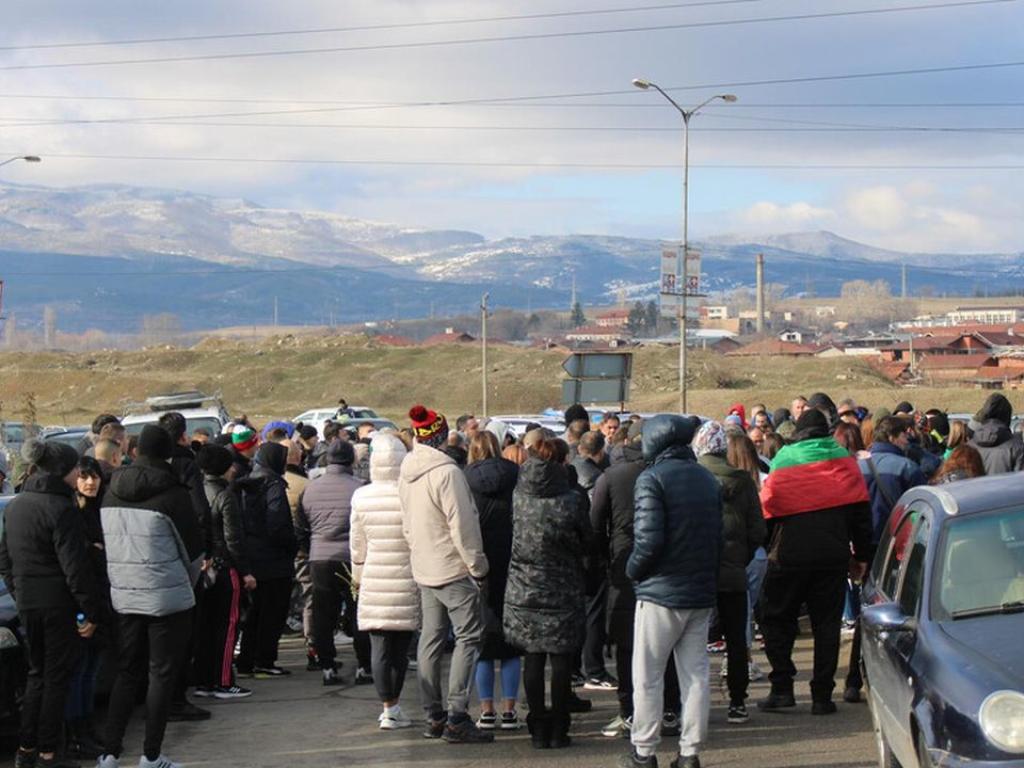 Пореден протест заради смъртта на 18 годишната Андреа блокира пътя за