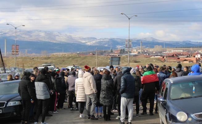 Протест блокира път в Кюстендилско заради загиналото в катастрофа с коне момиче