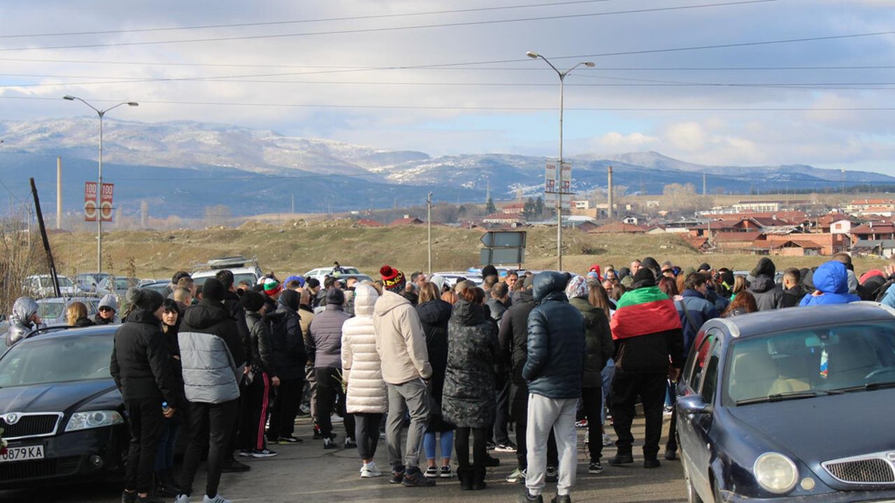 Протест блокира път в Кюстендилско заради загиналото в катастрофа с коне момиче