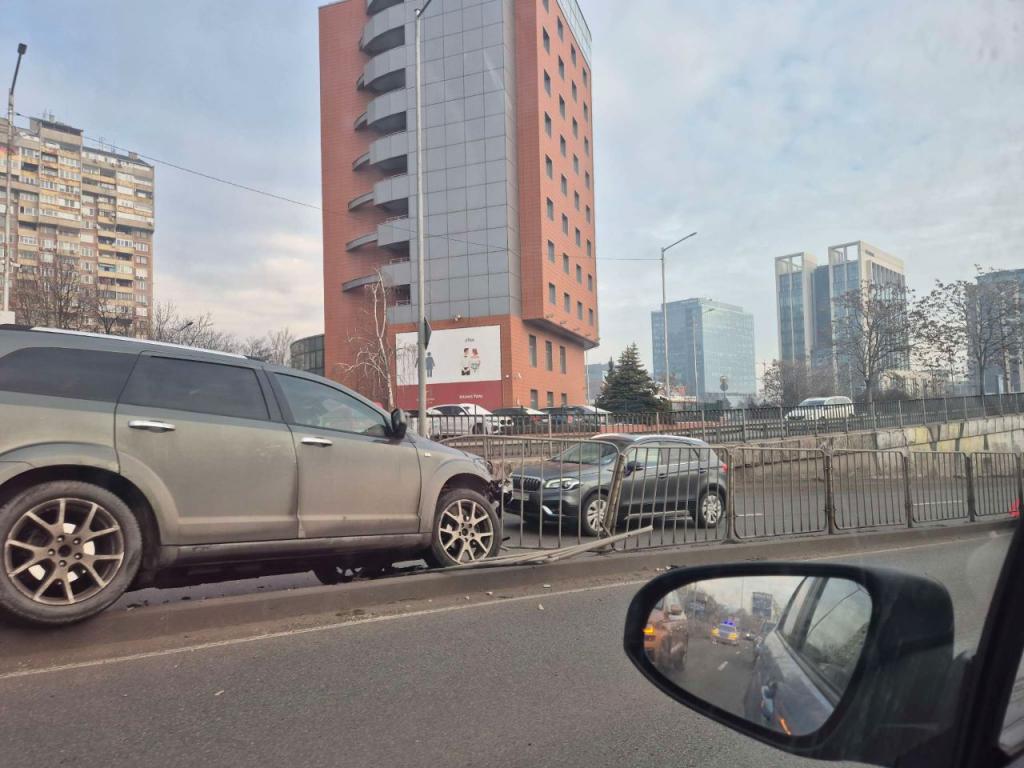 Тежка катастрофа предизвика огромно задръстване по столичния булевард Александър Малинов в