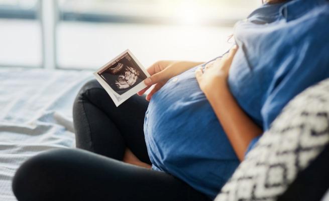 Жена роди дете на 14-годишния приятел на дъщеря си