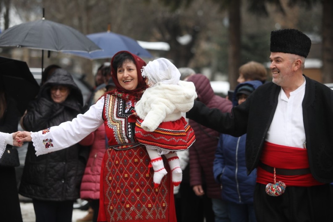 <p>Традиционното и пъстро &quot;Бабино хоро&quot; се завъртя днес в Разлог в деня на родилната помощ или Бабинден</p>