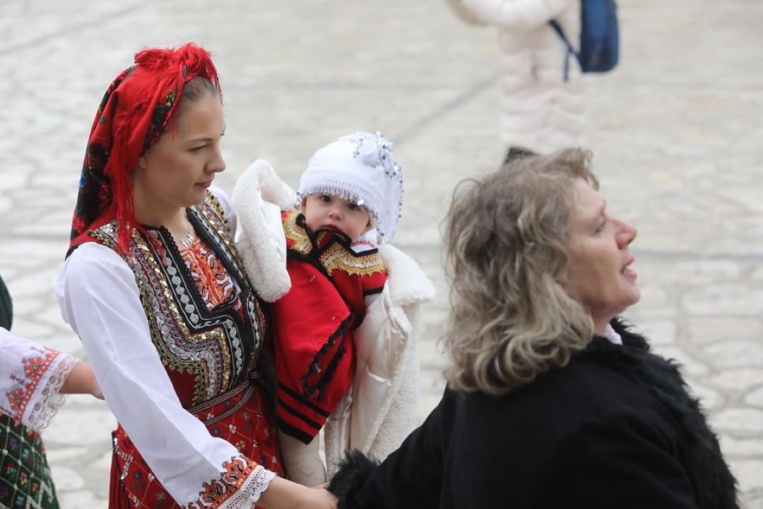 <p>Традиционното и пъстро &quot;Бабино хоро&quot; се завъртя днес в Разлог в деня на родилната помощ или Бабинден</p>