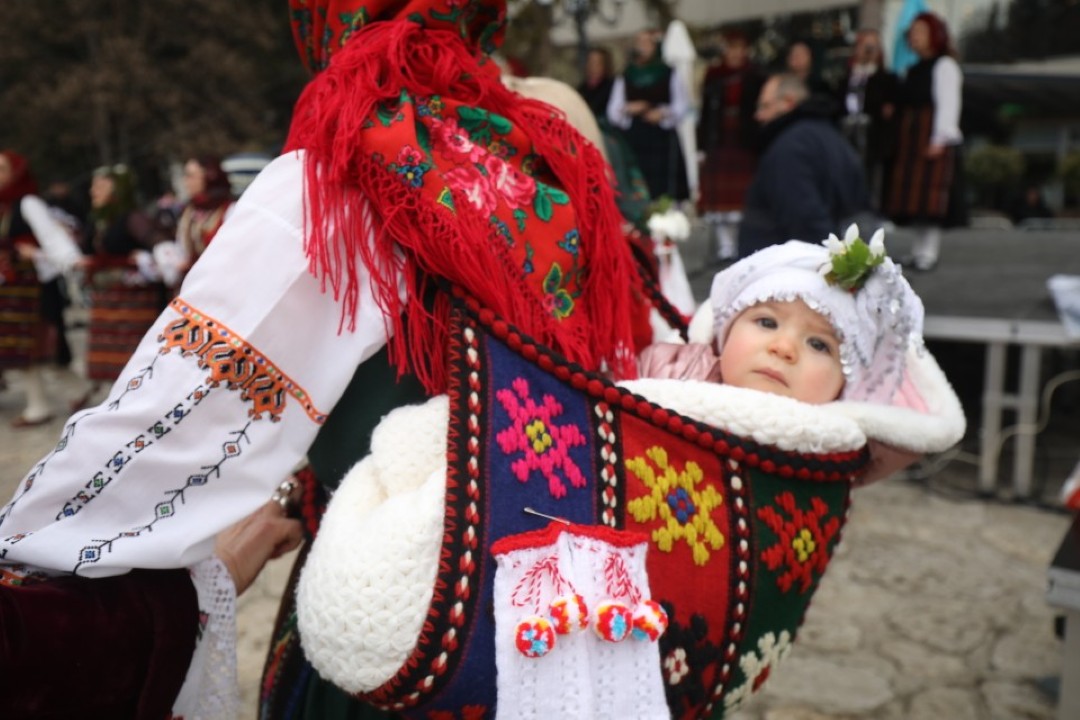 <p>Традиционното и пъстро &quot;Бабино хоро&quot; се завъртя днес в Разлог в деня на родилната помощ или Бабинден</p>