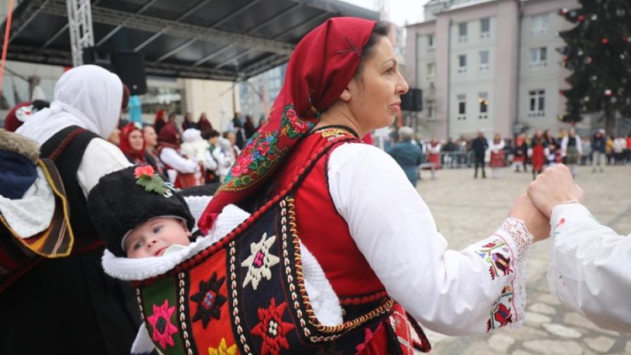 „Бабиното хоро“ в Разлог за Бабинден (СНИМКИ)