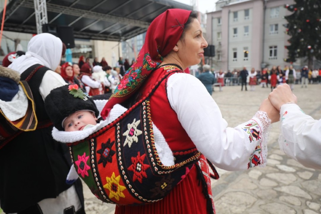 „Бабиното хоро“ в Разлог за Бабинден (СНИМКИ)