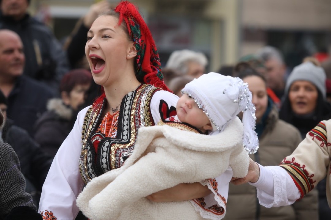 <p>Традиционното и пъстро &quot;Бабино хоро&quot; се завъртя днес в Разлог в деня на родилната помощ или Бабинден</p>