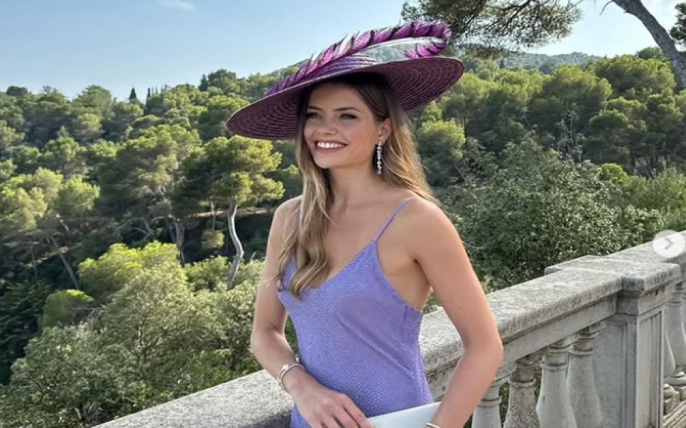 <brath d=M556.869,30.41 C554.814,30.41 553.148,32.076 553.148,34.131 C553.148,36.186 554.814,37.852 556.869,37.852 C558.924,37.852 560.59,36.186