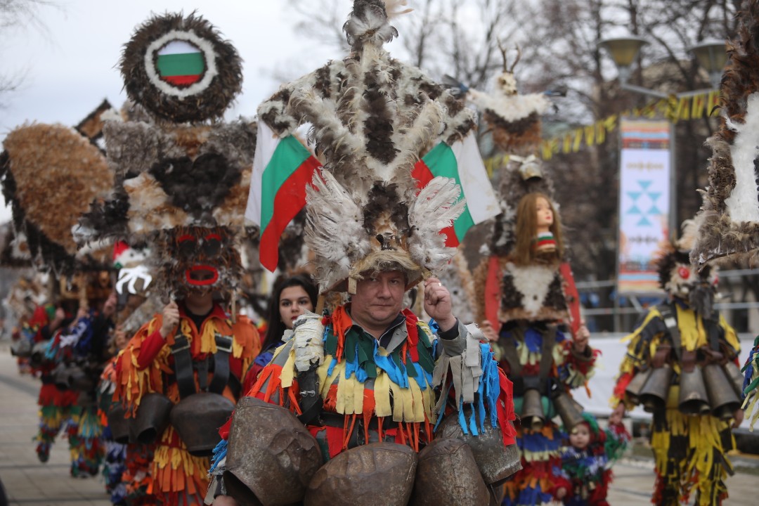 <p>XXXI Международен фестивал на маскарадните игри &bdquo;Сурва&ldquo; 2025 ще се проведе от 24 до 26 януари в Перник. Най-големият зимен фестивал в Европа отново ще включва богата програма, тридневни дефилета на сурвакари, кукери, бабугери и джамалари групи от България, както и гостуващи групи от чужбина.</p>