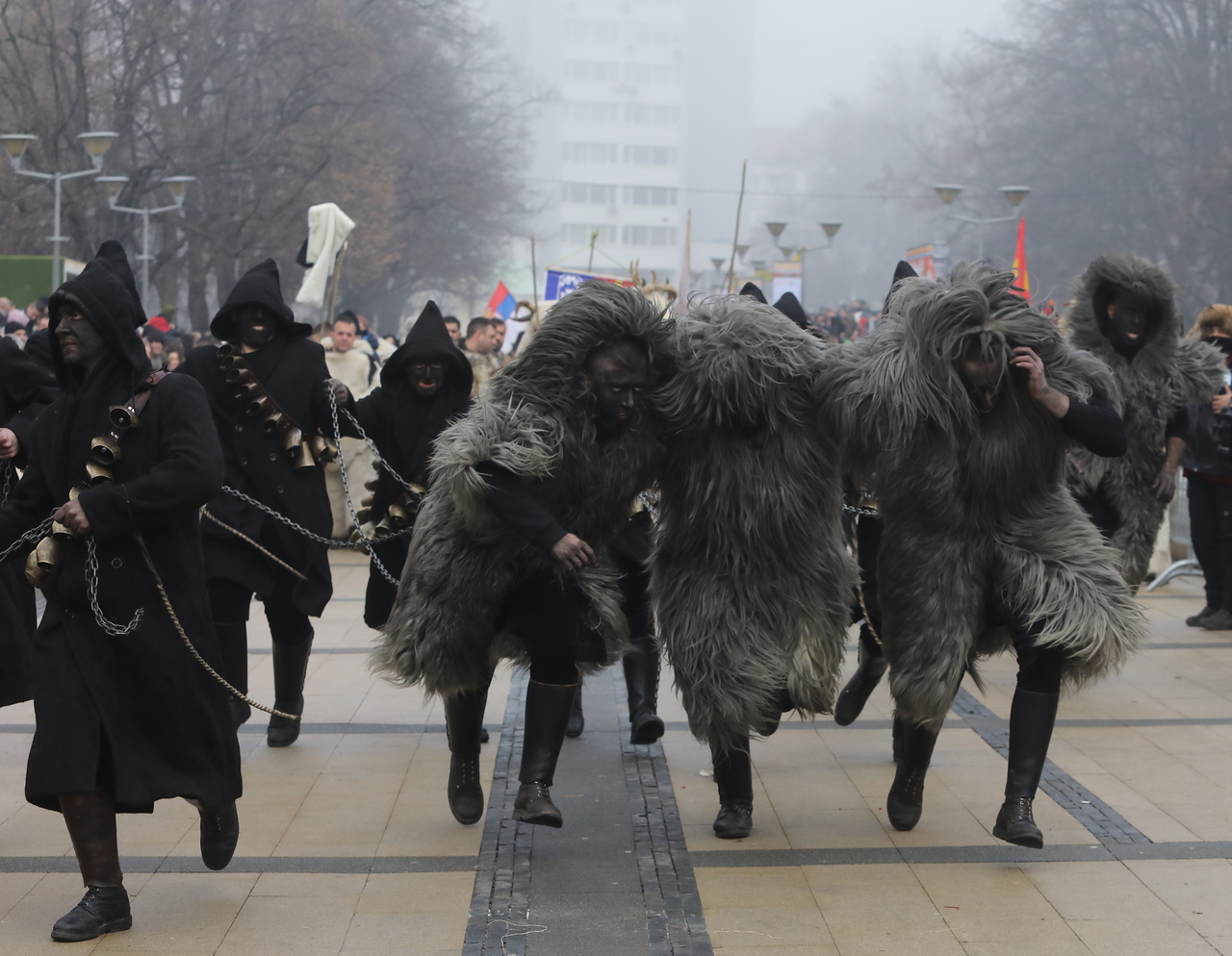 <p>Голям брой участници от България, чужбина, гости и зрители се събраха на централния площад в Перник и във втория ден на 31-ия Международен фестивал на маскарадните игри "Сурва" 2025 г.</p>