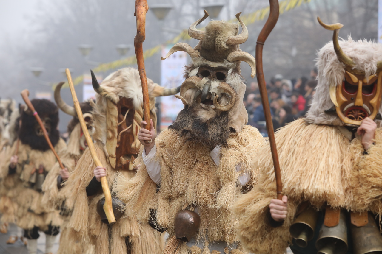 <p>Голям брой участници от България, чужбина, гости и зрители се събраха на централния площад в Перник и във втория ден на 31-ия Международен фестивал на маскарадните игри "Сурва" 2025 г.</p>