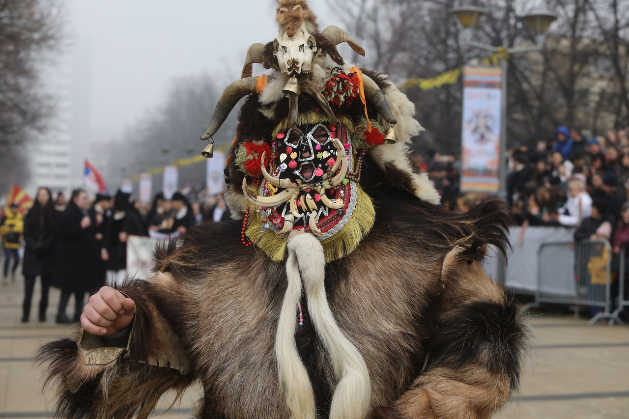 <p>Голям брой участници от България, чужбина, гости и зрители се събраха на централния площад в Перник и във втория ден на 31-ия Международен фестивал на маскарадните игри "Сурва" 2025 г.</p>