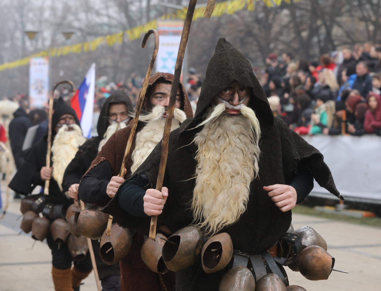 <p>Голям брой участници от България, чужбина, гости и зрители се събраха на централния площад в Перник и във втория ден на 31-ия Международен фестивал на маскарадните игри "Сурва" 2025 г.</p>