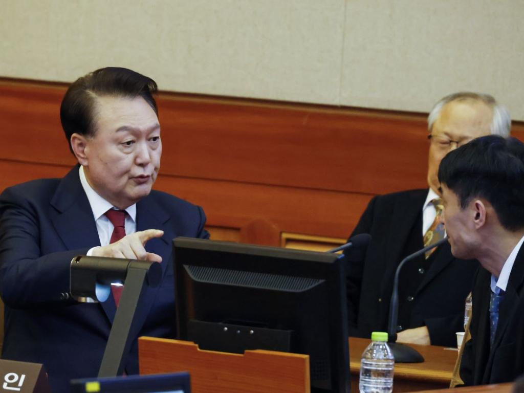 Прокуратурата на Южна Корея повдигна обвинения на временно отстранения от