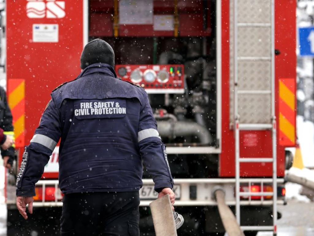 Пожар гори в сладкарски цех в село Долни Богров съобщиха от