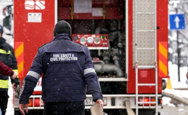 Пожар гори в сладкарски цех в Долни Богров