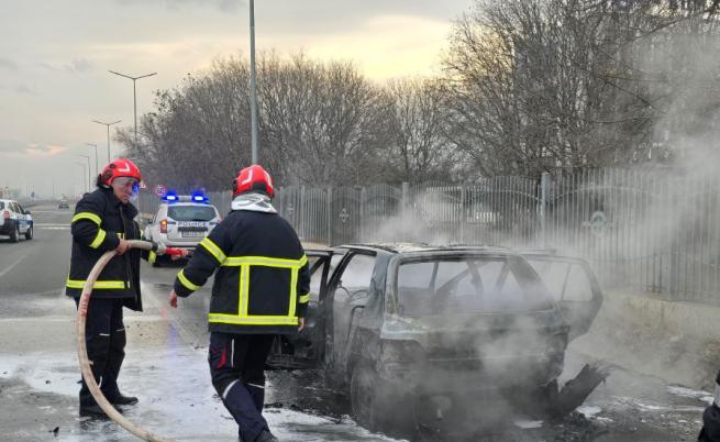 Кола се запали и изгоря на пътя Пловдив - Асеновград