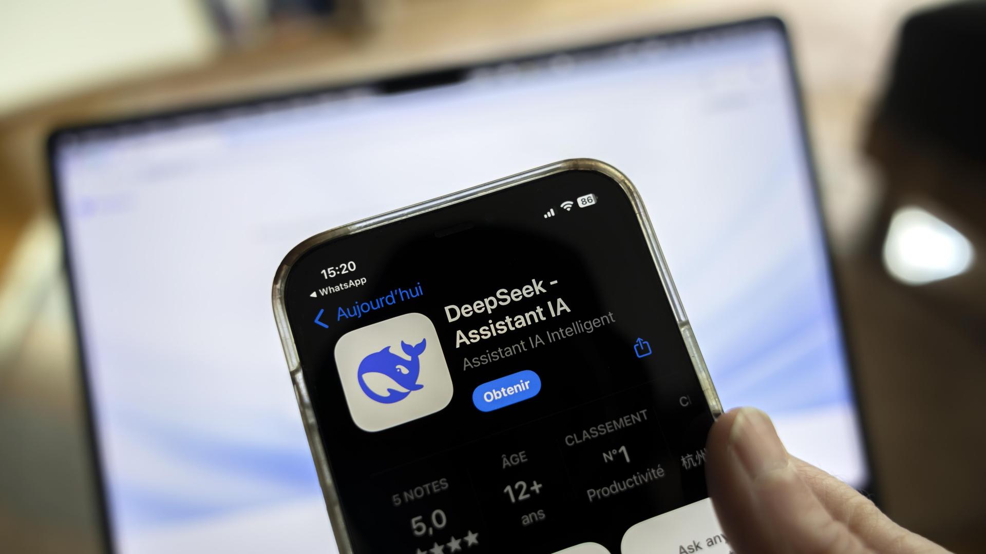 Чатботът DeepSeek няма да бъде достъпен в магазините за приложения
