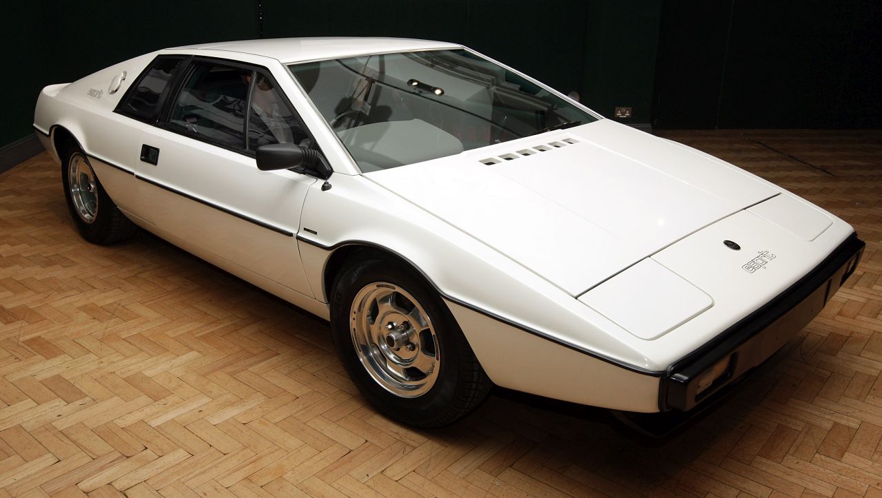 <p><strong>Притежава кола на Джеймс Бонд</strong> През 2013 г. той купува автомобила Lotus Esprit, управляван от Джеймс Бонд във филма &bdquo;Шпионинът, който ме обичаше&ldquo; - знаете, този, който излиза от кея и се превръща в подводница.</p>