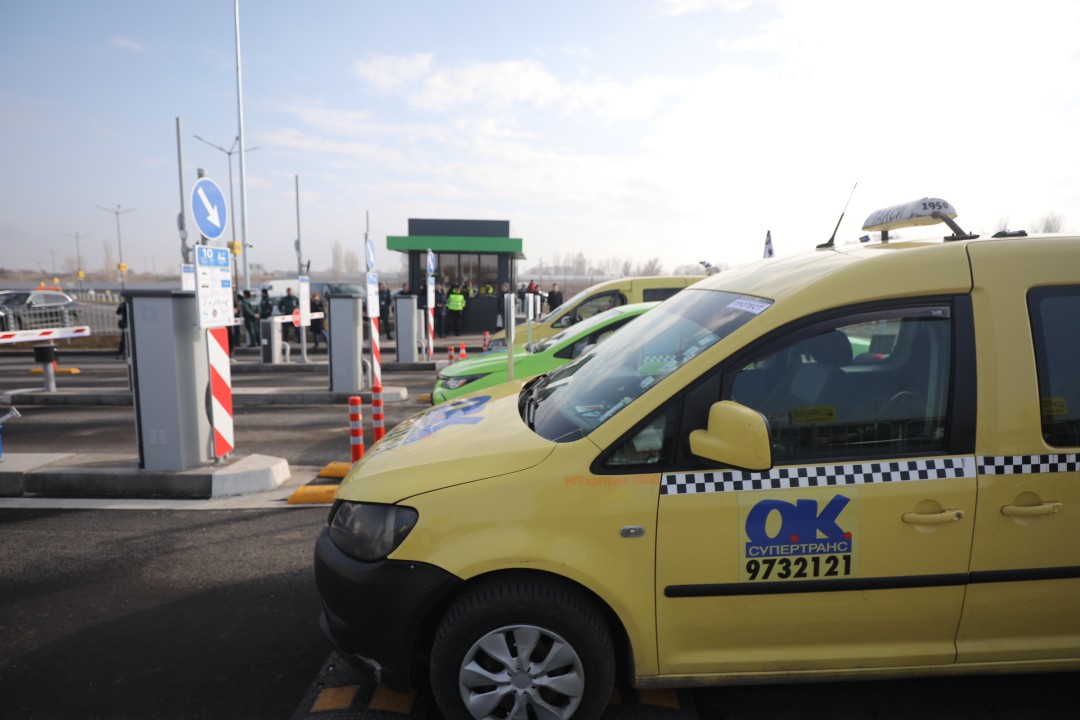 <p>Протестиращи таксиметрови шофьори се струпаха в района на Терминал 2 на летище София. От аеропорта предупредиха пътниците да си дадат повече време и да пристигнат на летището поне 3 часа преди конкретния полет. Таксиметровите шофьори от Национален таксиметров синдикат недоволстват от новата организация на движението на аеропорта.</p>