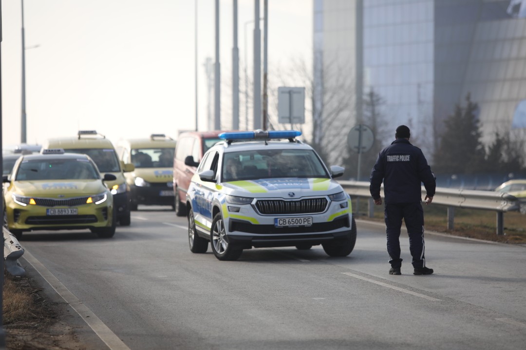 <p>Протестиращи таксиметрови шофьори се струпаха в района на Терминал 2 на летище София. От аеропорта предупредиха пътниците да си дадат повече време и да пристигнат на летището поне 3 часа преди конкретния полет. Таксиметровите шофьори от Национален таксиметров синдикат недоволстват от новата организация на движението на аеропорта.</p>