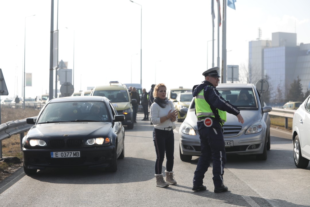 <p>Протестиращи таксиметрови шофьори се струпаха в района на Терминал 2 на летище София. От аеропорта предупредиха пътниците да си дадат повече време и да пристигнат на летището поне 3 часа преди конкретния полет. Таксиметровите шофьори от Национален таксиметров синдикат недоволстват от новата организация на движението на аеропорта.</p>