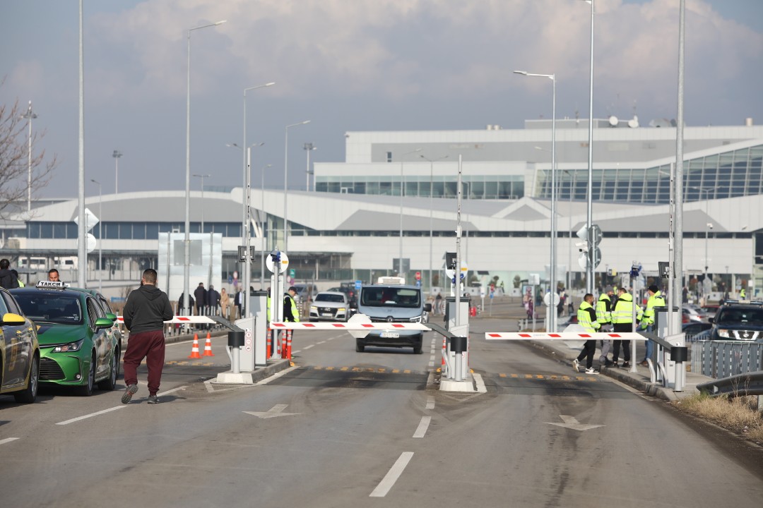 <p>Протестиращи таксиметрови шофьори се струпаха в района на Терминал 2 на летище София. От аеропорта предупредиха пътниците да си дадат повече време и да пристигнат на летището поне 3 часа преди конкретния полет. Таксиметровите шофьори от Национален таксиметров синдикат недоволстват от новата организация на движението на аеропорта.</p>