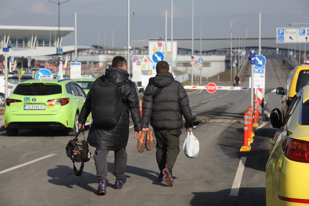 <p>Протестиращи таксиметрови шофьори се струпаха в района на Терминал 2 на летище София. От аеропорта предупредиха пътниците да си дадат повече време и да пристигнат на летището поне 3 часа преди конкретния полет. Таксиметровите шофьори от Национален таксиметров синдикат недоволстват от новата организация на движението на аеропорта.</p>