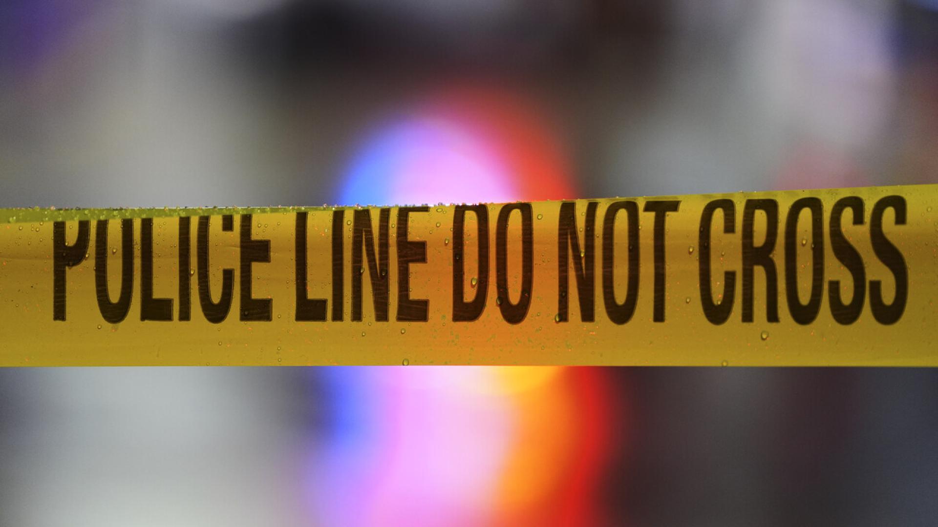 Поне двама души загинаха след като малък самолет се разби