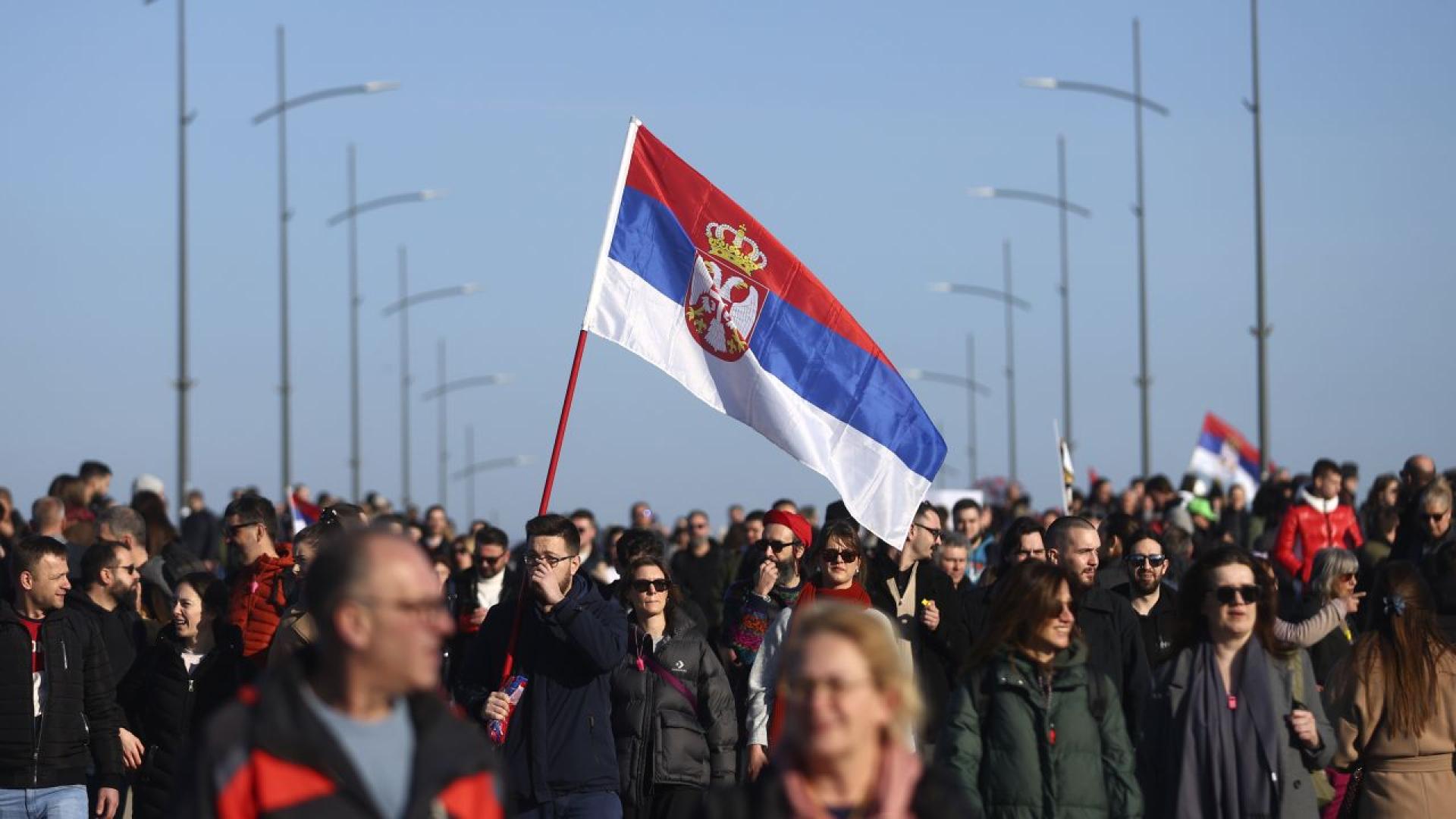 Няколкостотин протестиращи започнаха тази нощ блокада на обществената радиотелевизионна компания