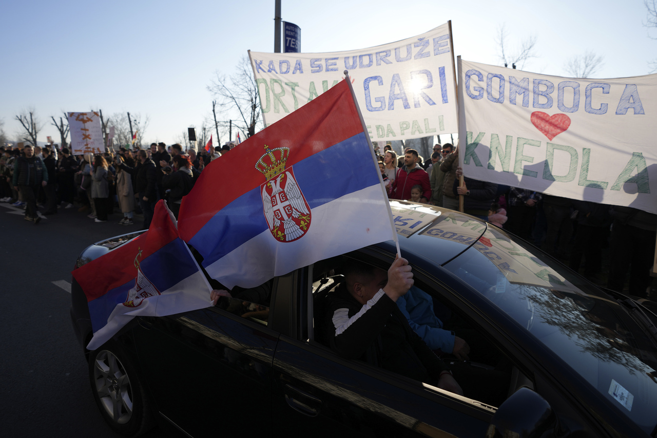 <p>Студентите, които прекараха до Моста на свободата в Нови Сад, бяха посрещнати от много студено утро. Малко преди 8:00 местно време повечето от тях бяха будни и готови за пореден ден на протести.</p>