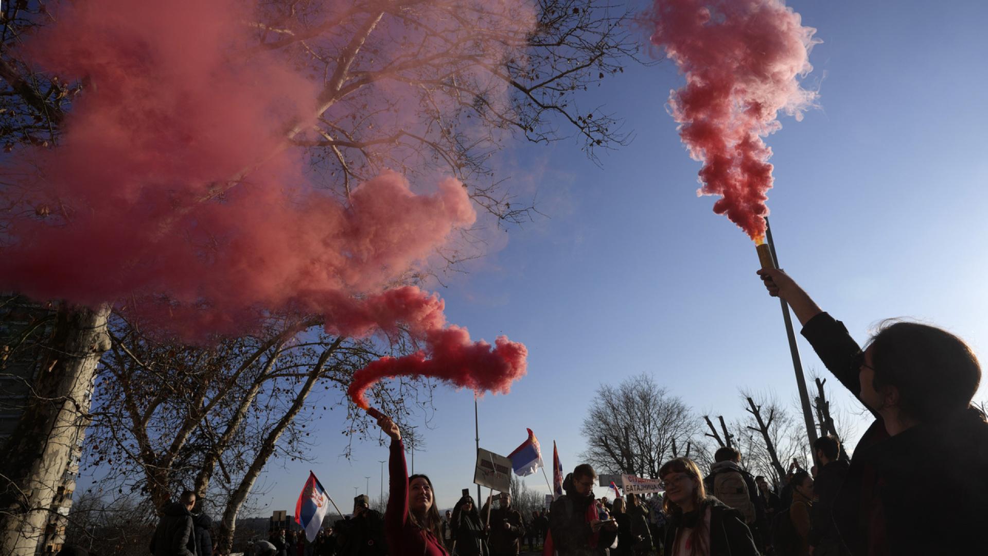 Няколко хиляди души се събраха днес в Белград пред сградата