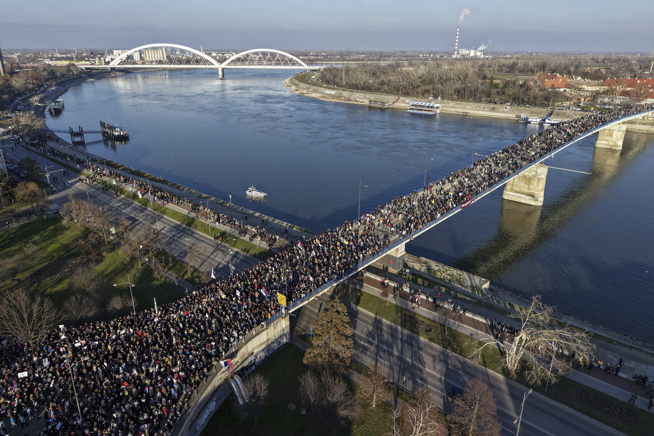 <p>Студентите, които прекараха до Моста на свободата в Нови Сад, бяха посрещнати от много студено утро. Малко преди 8:00 местно време повечето от тях бяха будни и готови за пореден ден на протести.</p>