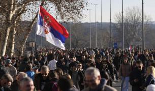 Студенти и синдикати излязоха по улиците 6 месеца след трагедията в Нови Сад