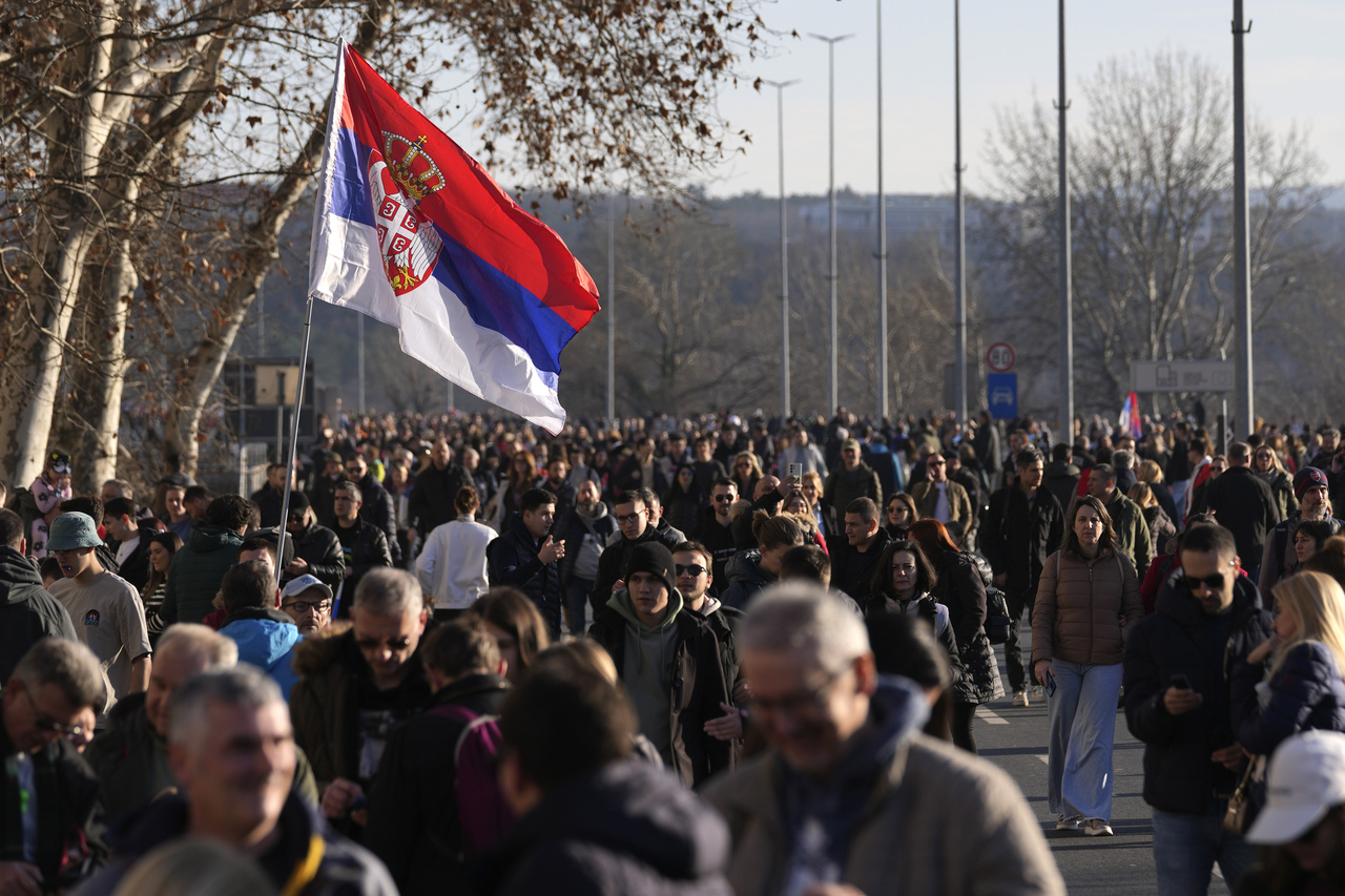 <p>Студентите, които прекараха до Моста на свободата в Нови Сад, бяха посрещнати от много студено утро. Малко преди 8:00 местно време повечето от тях бяха будни и готови за пореден ден на протести.</p>