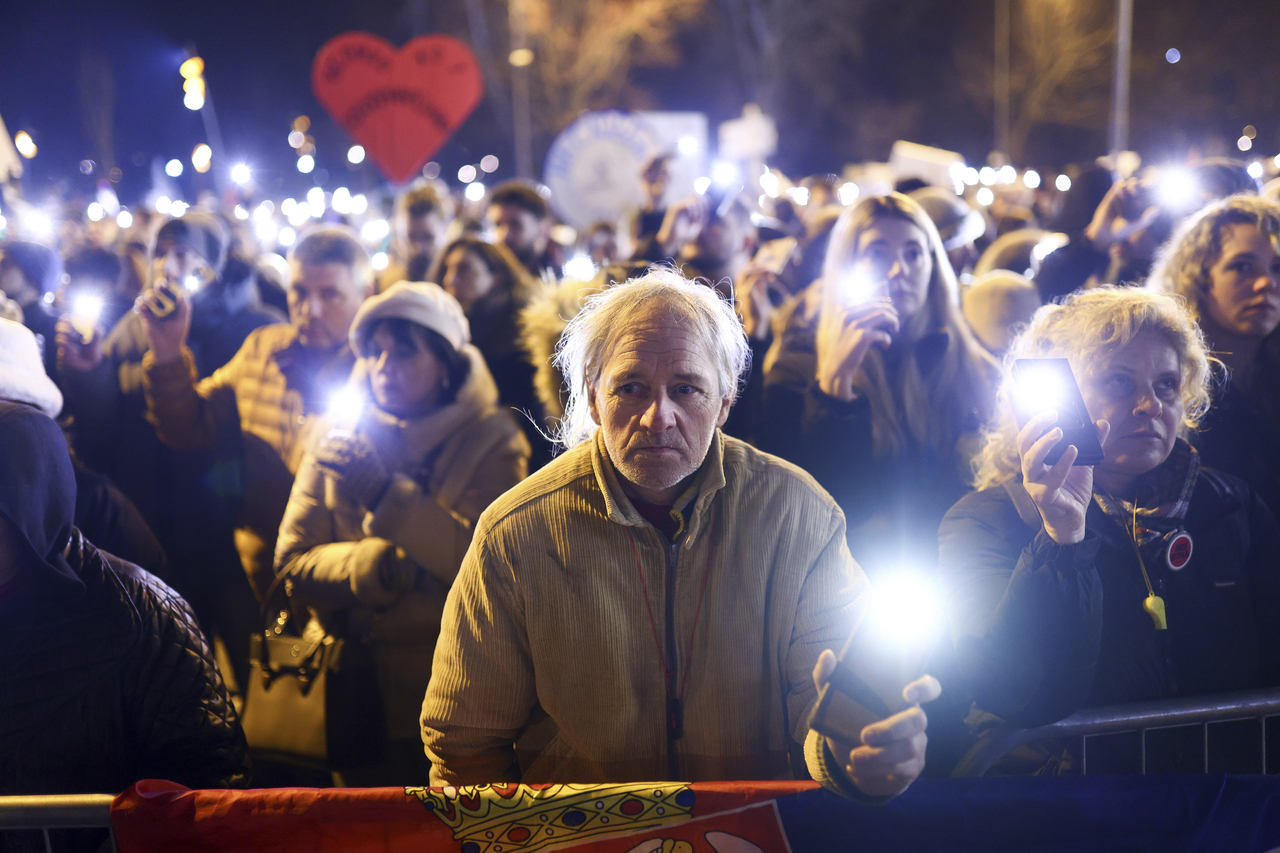 <p>Студентите, които прекараха до Моста на свободата в Нови Сад, бяха посрещнати от много студено утро. Малко преди 8:00 местно време повечето от тях бяха будни и готови за пореден ден на протести.</p>