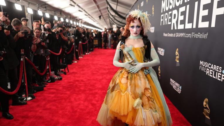  Най-добрите визии от аления килим на премиите „ Грами “ 